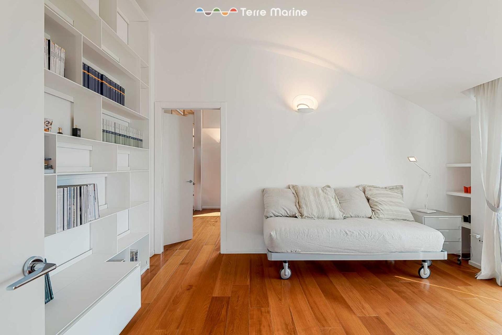 Bay View Home, Terremarine